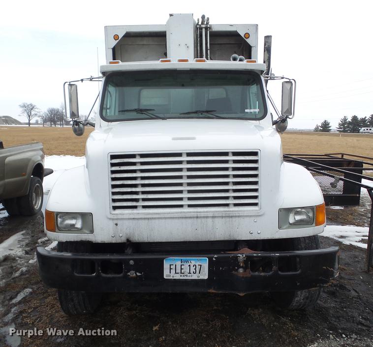 image for item DZ9217 2002 International 4900 refuse truck