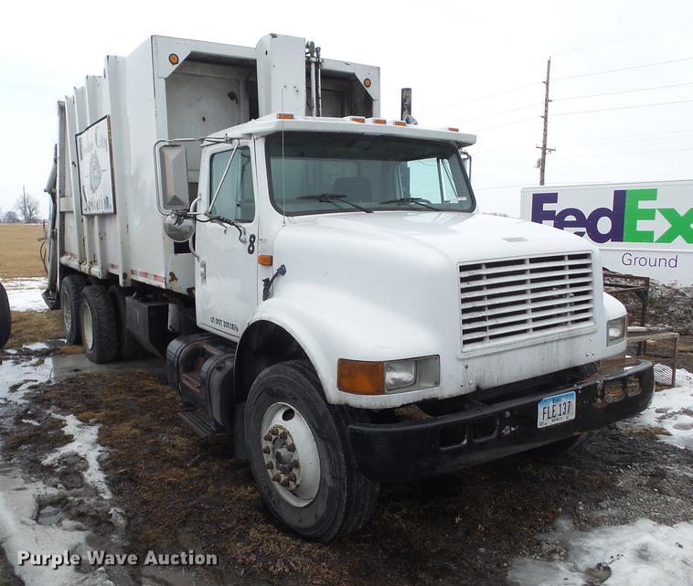 image for item DZ9217 2002 International 4900 refuse truck