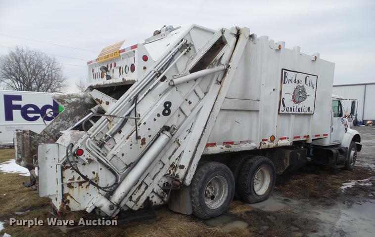 image for item DZ9217 2002 International 4900 refuse truck