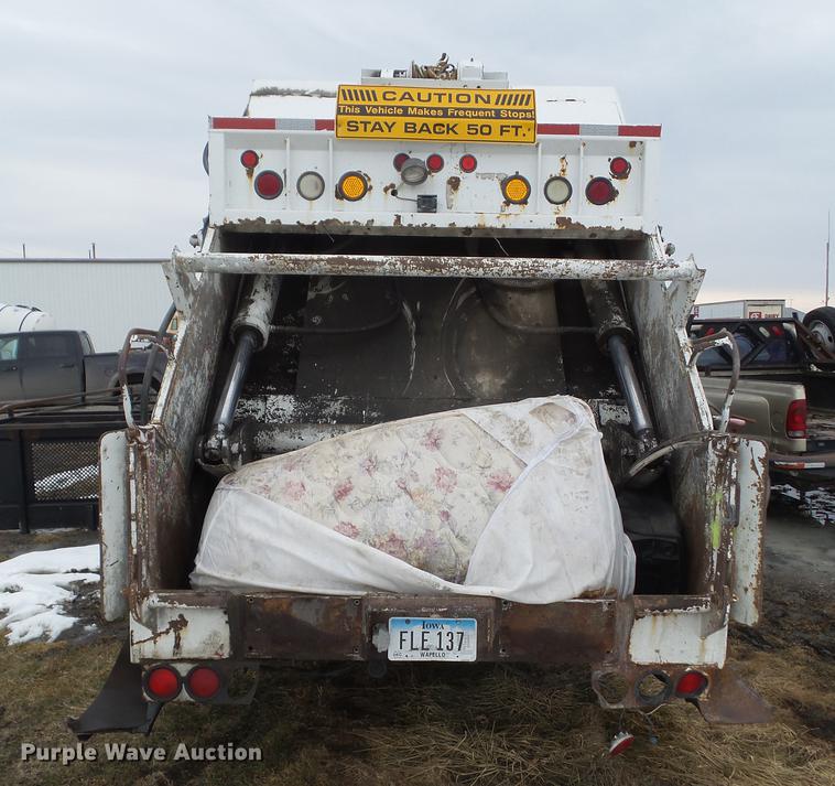 image for item DZ9217 2002 International 4900 refuse truck