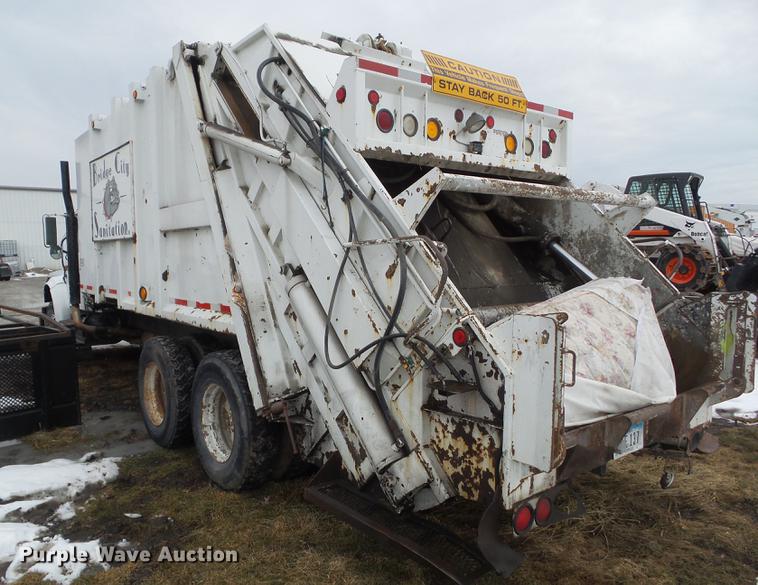 image for item DZ9217 2002 International 4900 refuse truck