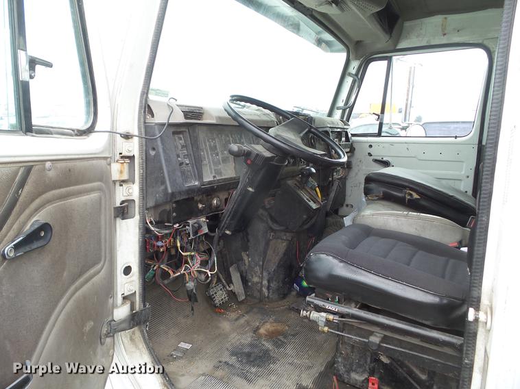 image for item DZ9217 2002 International 4900 refuse truck