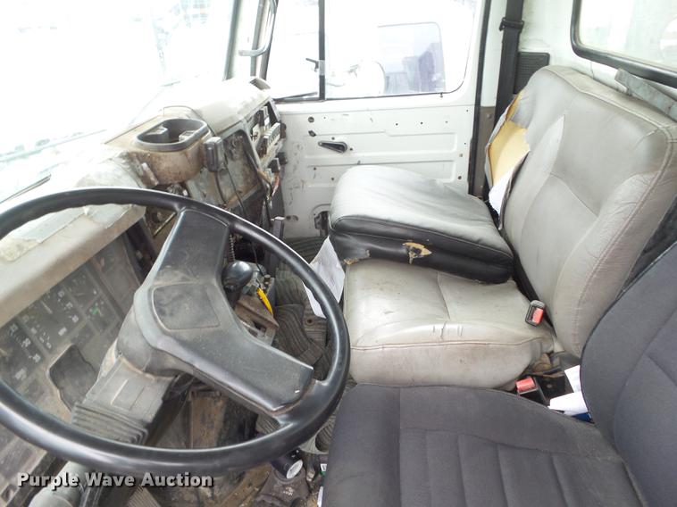 image for item DZ9217 2002 International 4900 refuse truck