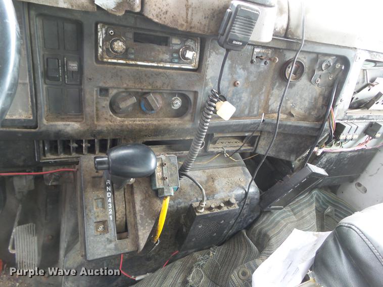 image for item DZ9217 2002 International 4900 refuse truck