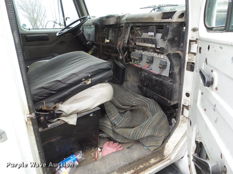 image for item DZ9217 2002 International 4900 refuse truck