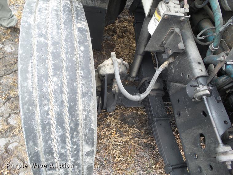 image for item DZ9217 2002 International 4900 refuse truck