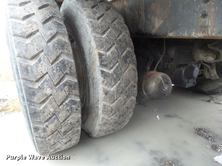 image for item DZ9217 2002 International 4900 refuse truck