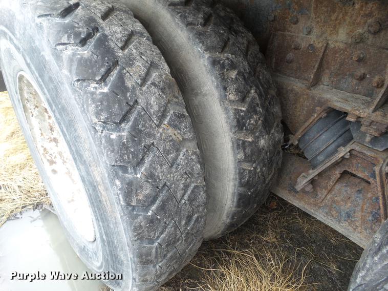 image for item DZ9217 2002 International 4900 refuse truck