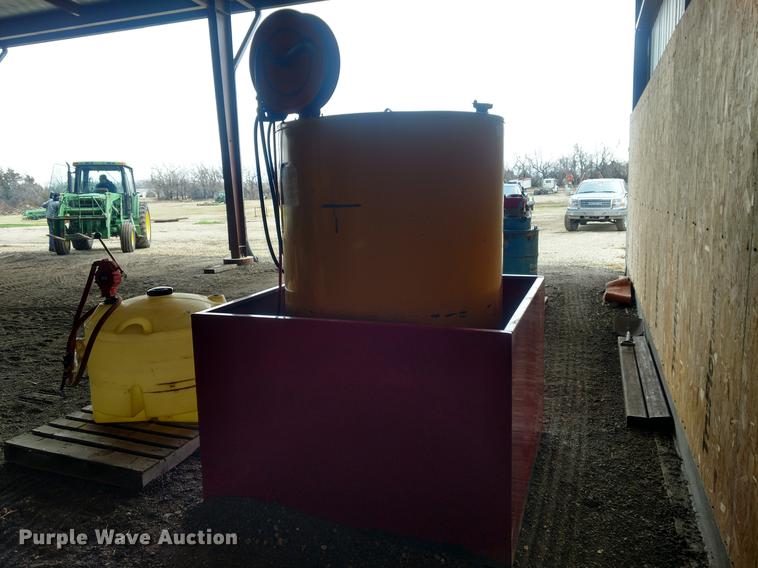 image for item EJ9502 (2) tanks