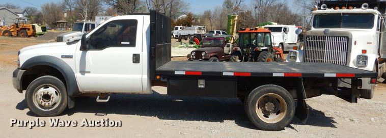 image for item EJ9827 2007 Ford F550 Super Duty XL flatbed truck