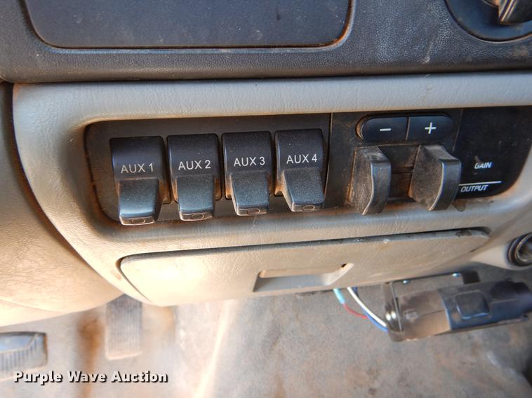 image for item EJ9827 2007 Ford F550 Super Duty XL flatbed truck