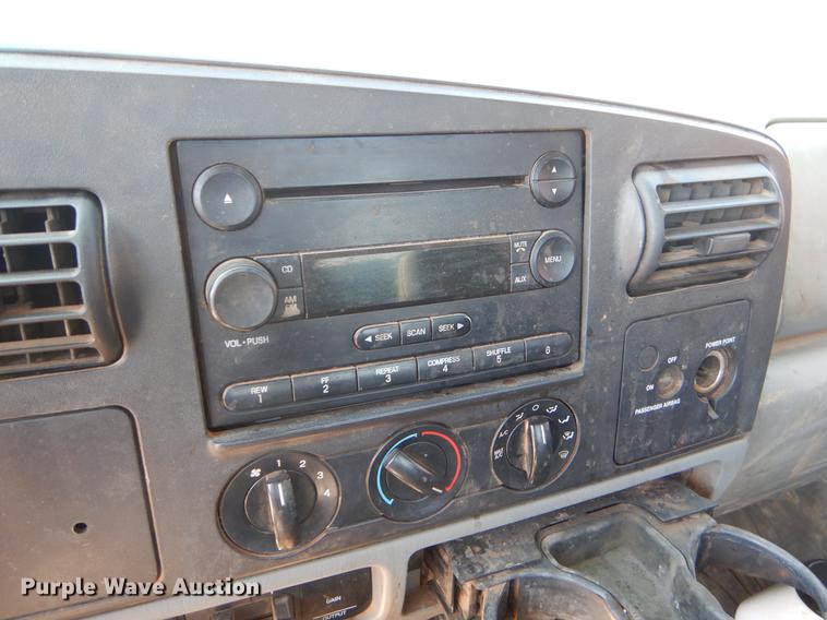 image for item EJ9827 2007 Ford F550 Super Duty XL flatbed truck