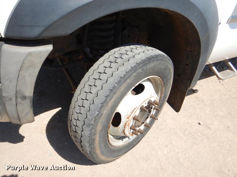 image for item EJ9827 2007 Ford F550 Super Duty XL flatbed truck