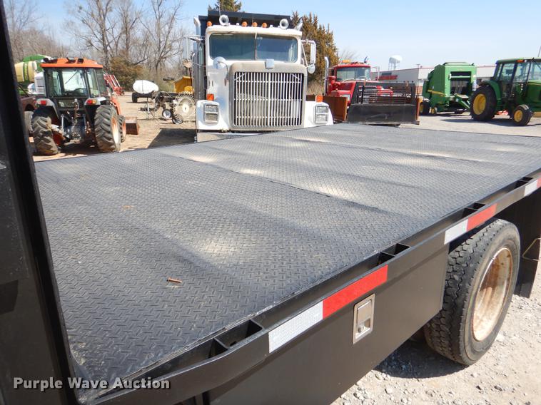 image for item EJ9827 2007 Ford F550 Super Duty XL flatbed truck