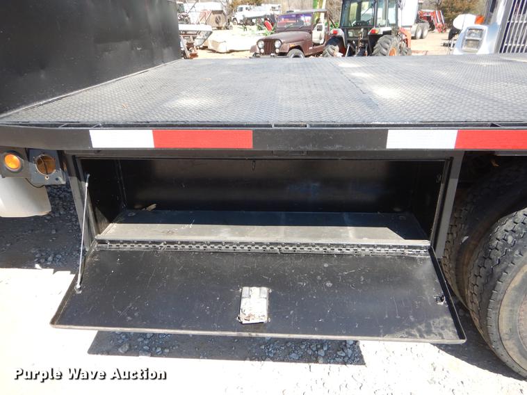 image for item EJ9827 2007 Ford F550 Super Duty XL flatbed truck