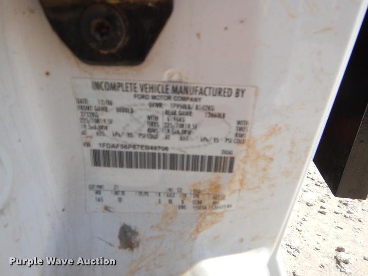 image for item EJ9827 2007 Ford F550 Super Duty XL flatbed truck