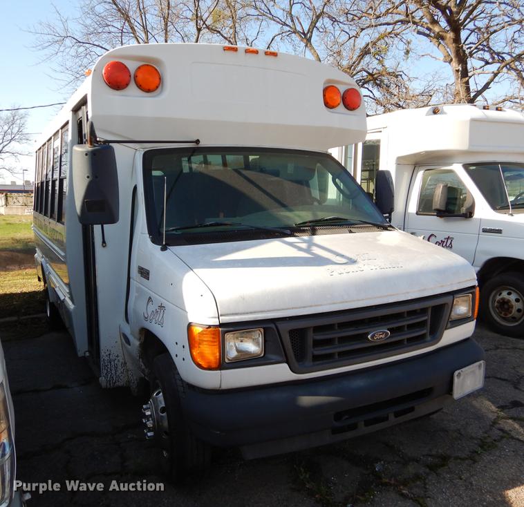 image for item EJ9855 2005 Ford E450 shuttle bus