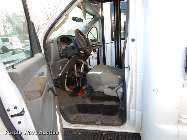 image for item EJ9855 2005 Ford E450 shuttle bus