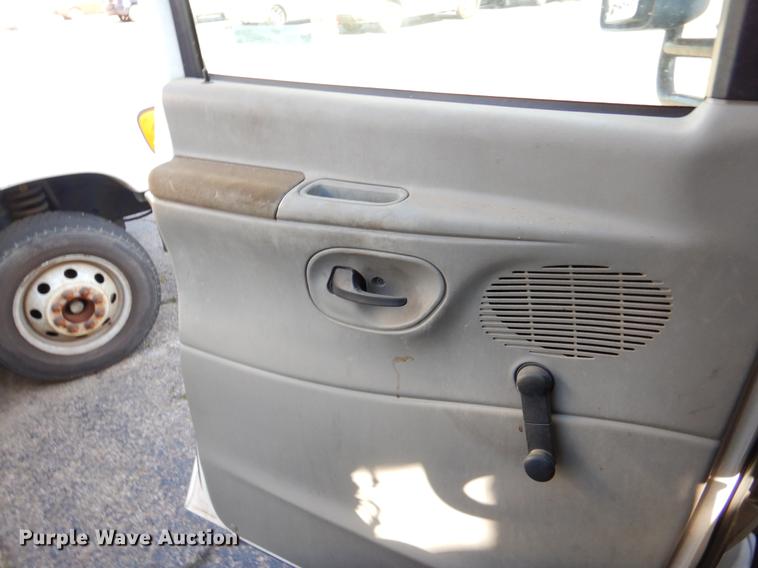 image for item EJ9855 2005 Ford E450 shuttle bus