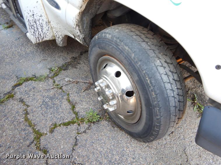 image for item EJ9855 2005 Ford E450 shuttle bus