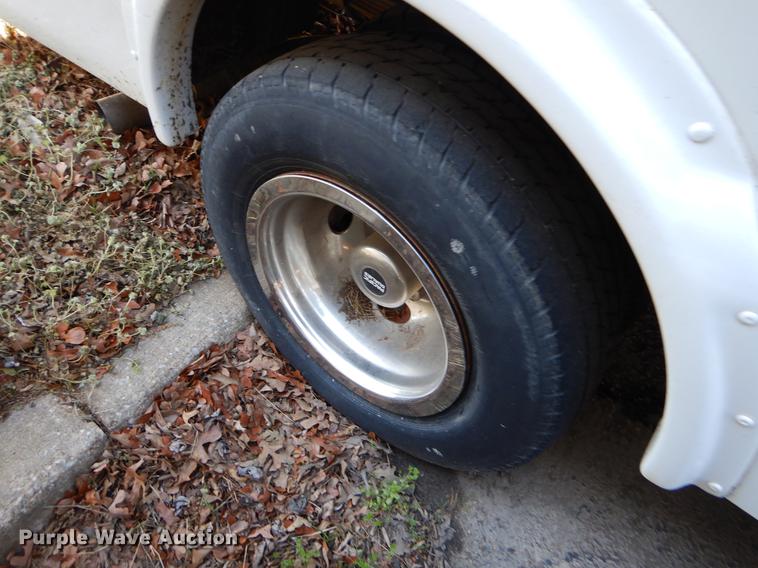 image for item EJ9855 2005 Ford E450 shuttle bus