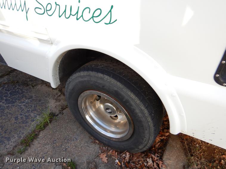 image for item EJ9855 2005 Ford E450 shuttle bus