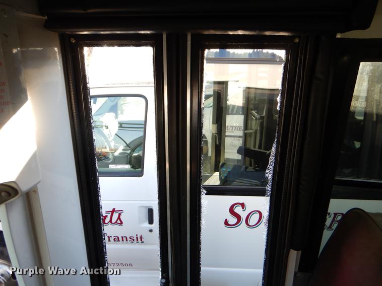 image for item EJ9855 2005 Ford E450 shuttle bus