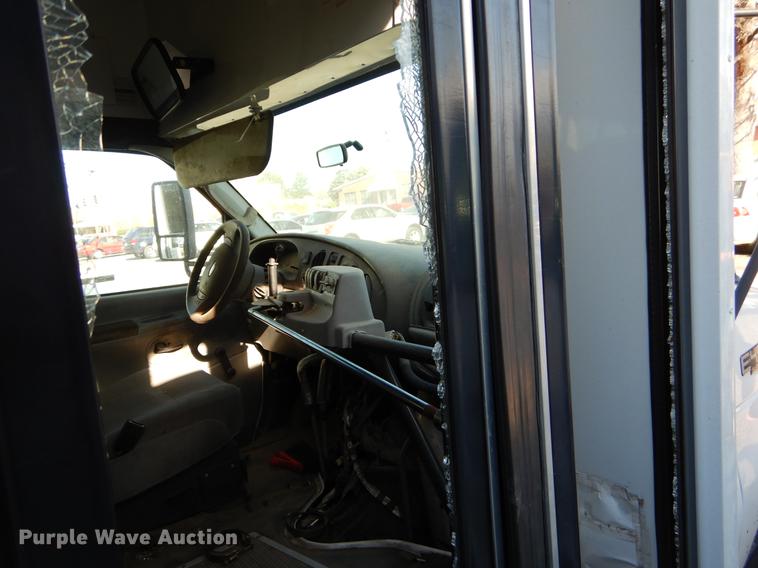 image for item EJ9855 2005 Ford E450 shuttle bus