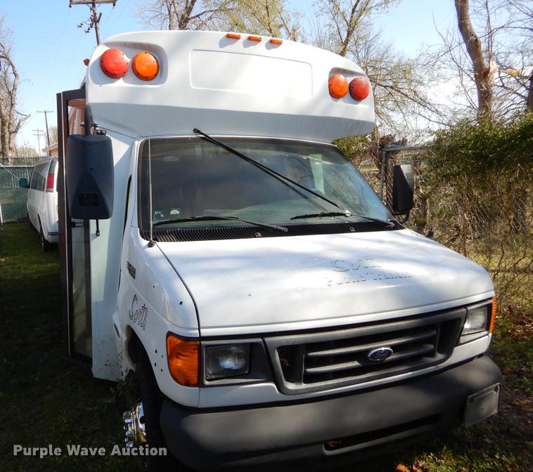 image for item EJ9861 2005 Ford E450 shuttle bus
