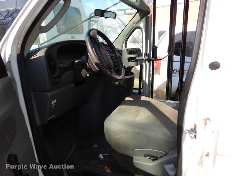 image for item EJ9861 2005 Ford E450 shuttle bus
