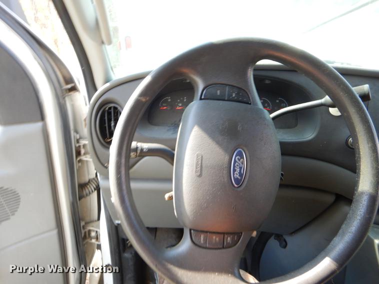 image for item EJ9861 2005 Ford E450 shuttle bus