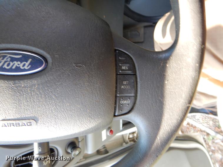 image for item EJ9861 2005 Ford E450 shuttle bus