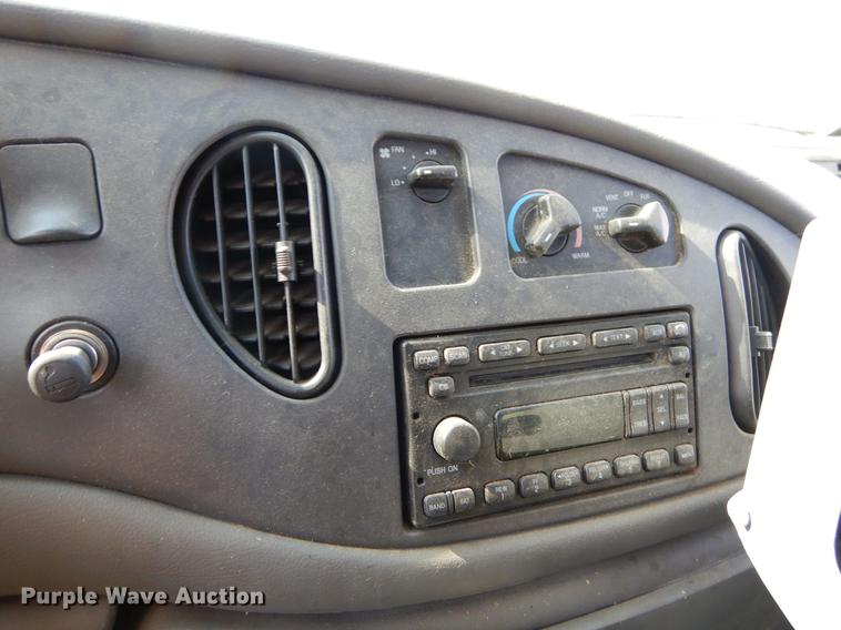 image for item EJ9861 2005 Ford E450 shuttle bus