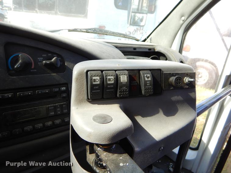 image for item EJ9861 2005 Ford E450 shuttle bus