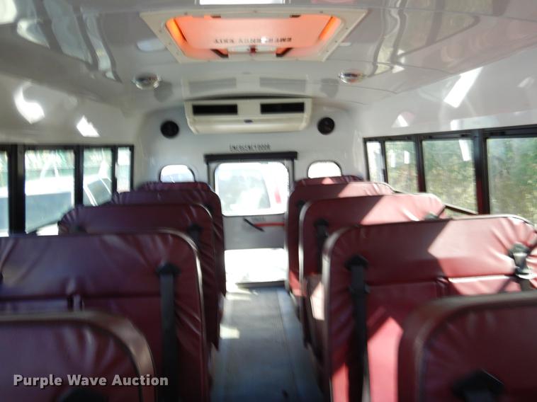 image for item EJ9861 2005 Ford E450 shuttle bus