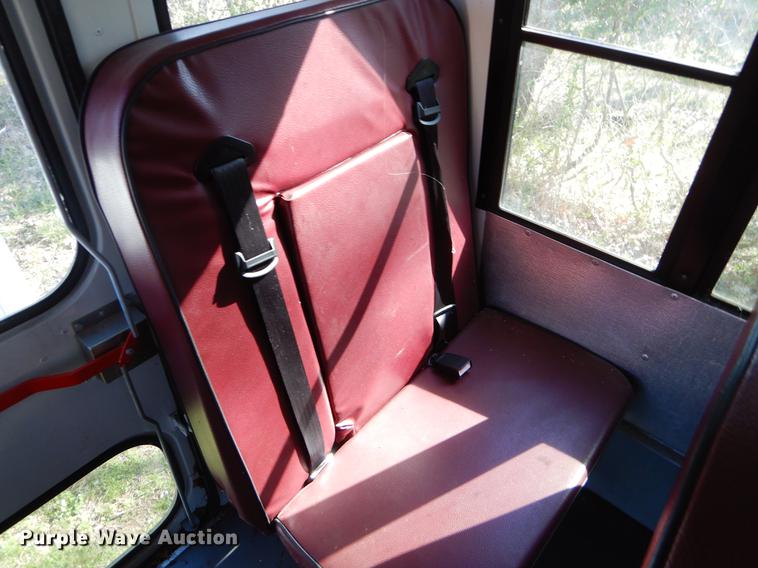 image for item EJ9861 2005 Ford E450 shuttle bus