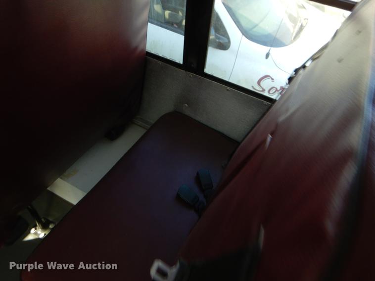 image for item EJ9861 2005 Ford E450 shuttle bus