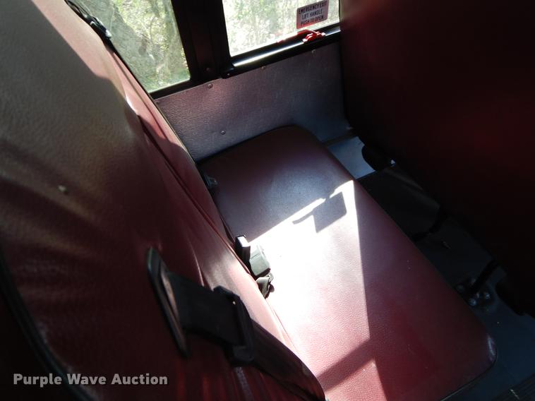 image for item EJ9861 2005 Ford E450 shuttle bus