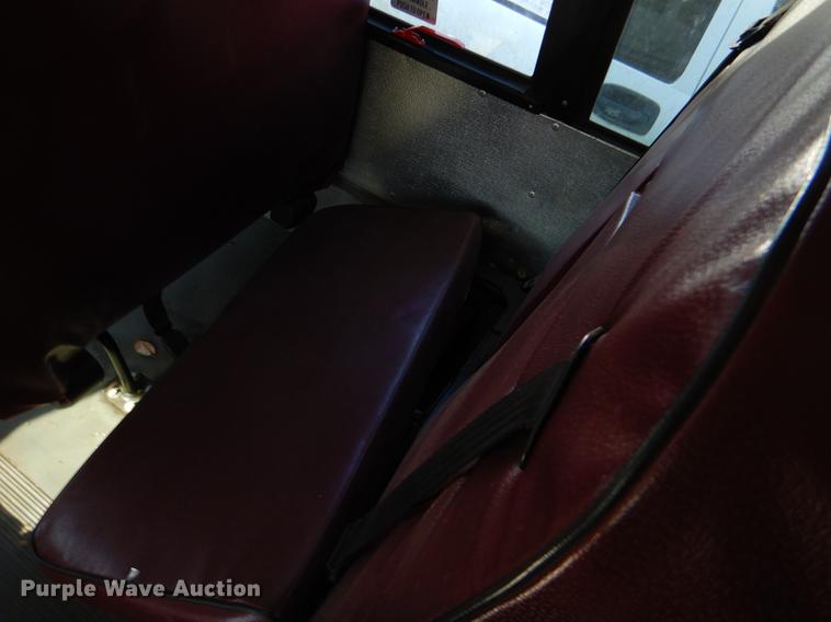 image for item EJ9861 2005 Ford E450 shuttle bus