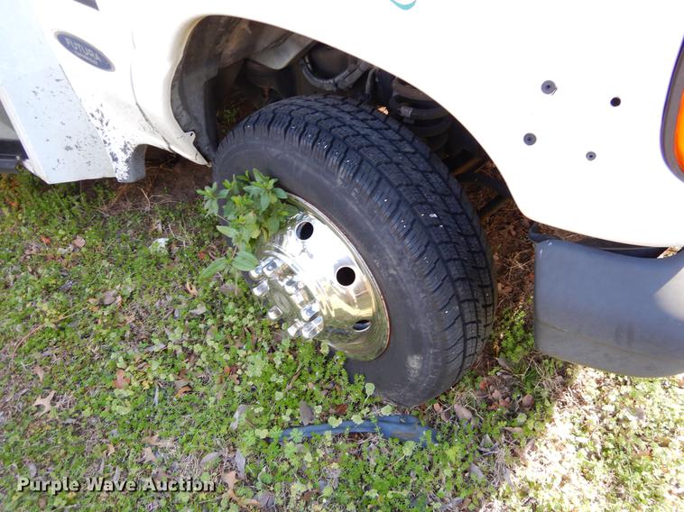 image for item EJ9861 2005 Ford E450 shuttle bus