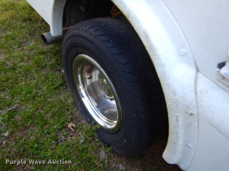 image for item EJ9861 2005 Ford E450 shuttle bus