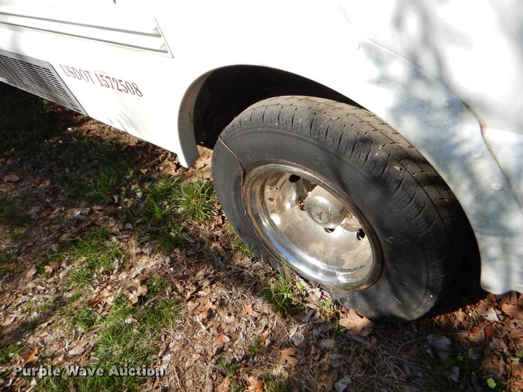 image for item EJ9861 2005 Ford E450 shuttle bus