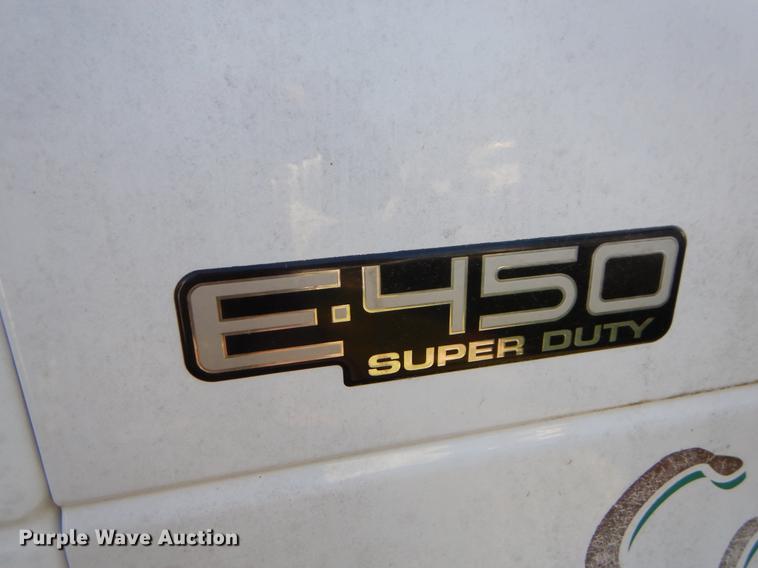 image for item EJ9861 2005 Ford E450 shuttle bus