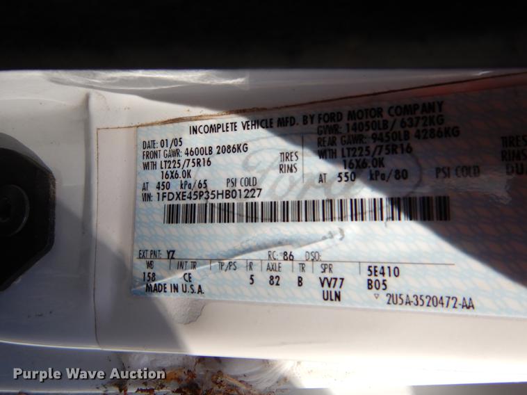 image for item EJ9861 2005 Ford E450 shuttle bus