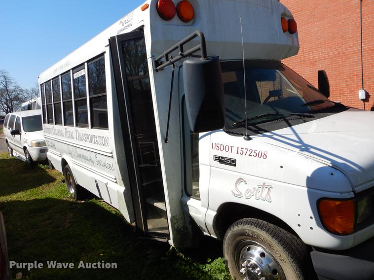 image for item EJ9866 2005 Ford E450 shuttle bus