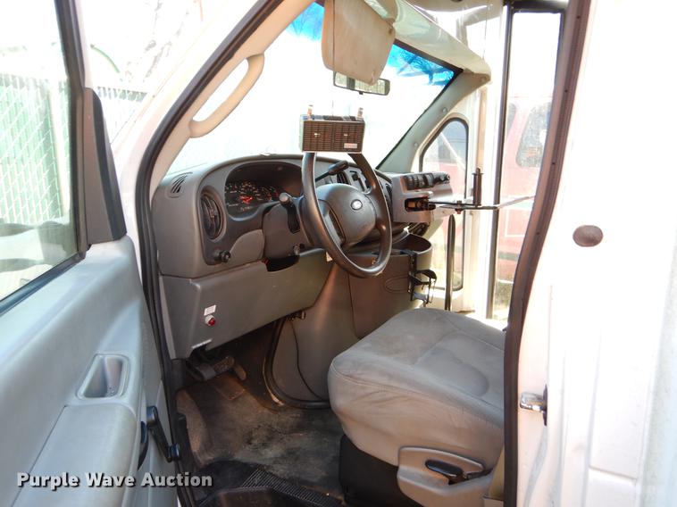 image for item EJ9866 2005 Ford E450 shuttle bus