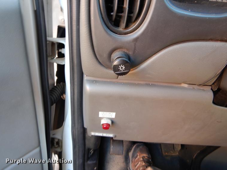 image for item EJ9866 2005 Ford E450 shuttle bus