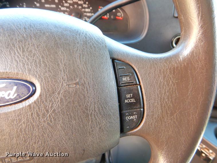 image for item EJ9866 2005 Ford E450 shuttle bus