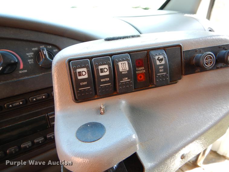 image for item EJ9866 2005 Ford E450 shuttle bus