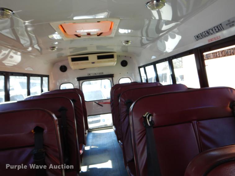 image for item EJ9866 2005 Ford E450 shuttle bus